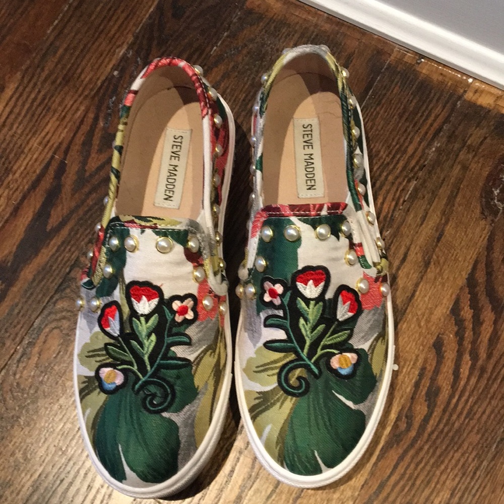 Steve Madden slip in size 7B greens reds pearls